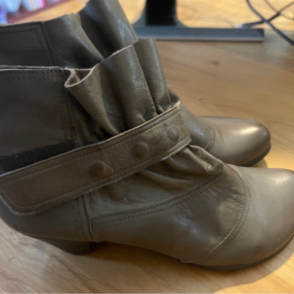 Fidji Gray Leather Bootie Size 11/42 - Picture 2 of 6